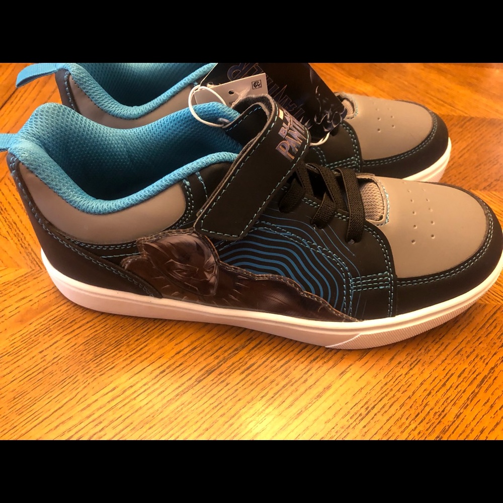 NWT Marvel Black Panther light-up sneakers